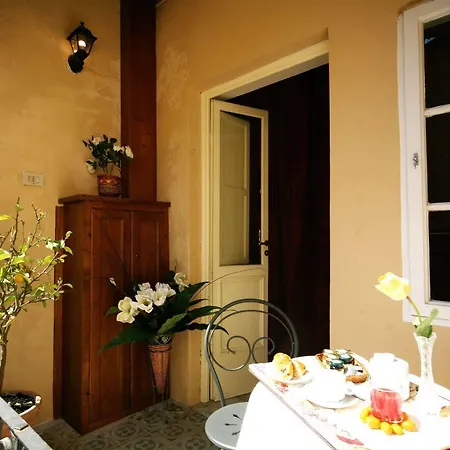 Antica Residenza Santa Chiara -city Center ゲストハウス